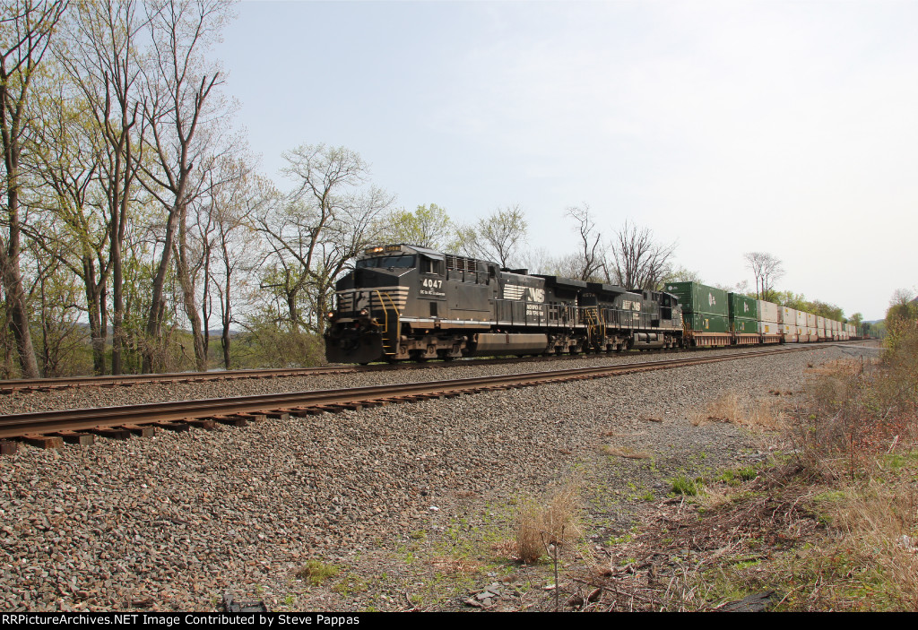 NS 4047 and 4574 take train 25P west through Cove PA